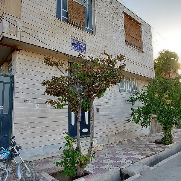 رهن و اجاره واحد مسکونی هم کف در نی ریز بروی خیابان خلیل